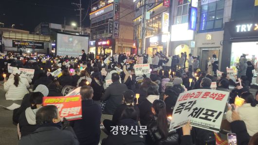 11일 전북 익산시 영등2동 행정복지센터 앞 도로에서 열린  윤석열 퇴진과 국민의 힘 해체‘ 촛불대행진에서 500여명의 시민이 구호를 외치고 있다. ㅣ김창효 선임기자