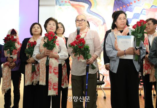 이남순씨(가운데)가 지난 9월 30일 서울 여의도 국회도서관 강당에서 열린 5·18 성폭력 피해자 증언대회 ‘용기와 응답’에 참석해 발언하고 있다. 2024.09.30 한수빈 기자