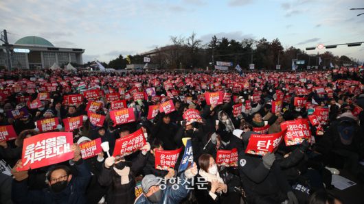 윤석열 대통령 탄핵소추안 국회 표결이 진행된 지난 7일 서울 여의도 국회 앞에 서 열린 ‘범국민촛불대행진’ 참석자들이 탄핵을 촉구하고 있다. 정효진 기자