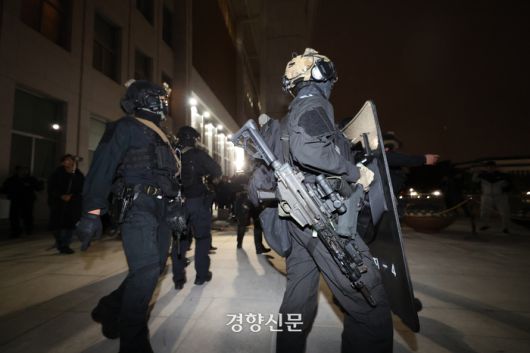 윤석열 대통령이 비상계엄을 선포한 후 자정을 넘긴 지난 4일 새벽 서울 여의도 국회의사당에 도착한 무장군인들이 국회 본청으로 이동하고 있다. 성동훈 기자