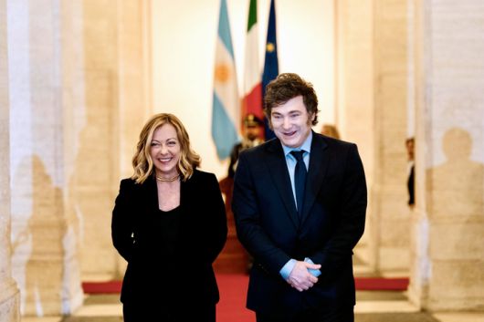 조르자 멜로니 이탈리아 총리(왼쪽)과 하비에르 밀레이 아르헨티나 대통령이 13일(현지시간) 로마 총리궁에서 만나 회담하고 있다. EPA연합뉴스