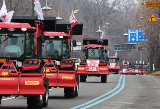 윤석열 대통령 구속 등을 촉구하며 트랙터와 트럭 수십 대를 몰고 상경 행진 중인 전국농민회총연맹 전봉준 투쟁단 농민들이 21일 경기 과천시 남태령고개로 향하고 있다. 연합뉴스