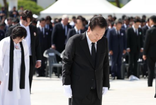 윤석열 대통령이 지난 5월18일 광주시 북구 국립5·18민주묘지에서 열린 제44주년 5·18민주화운동 기념식에서 묵념하고 있다. 대통령실통신사진기자단.