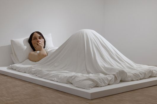 론 뮤익 ‘In Bed’(2005), 혼합재료, 162×650×395cm. 국립현대미술관 제공