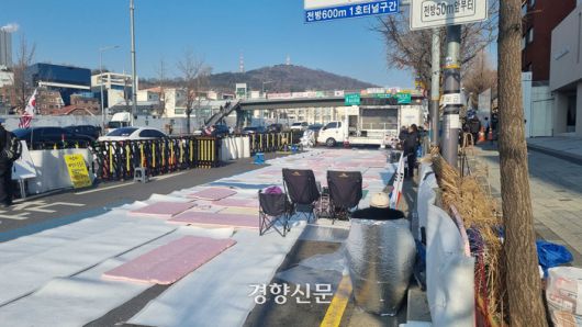 윤석열 대통령 탄핵 반대 집회 측이 12일 오전 한남초등학교 아래 차도에 스티로폼 깔개를 깔아두었다. 강한들 기자
