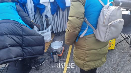 윤석열 탄핵반대 집회 참가자들이 12일 오전 서울 한강진역 인근 집회장에서 가스버너로 물을 끓이고 있다. 강한들 기자