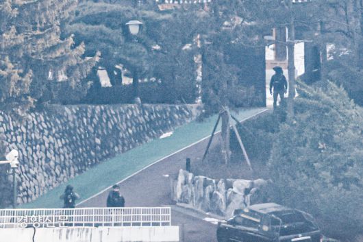 윤석열 대통령에 대한 2차 체포영장 집행이 임박한 지난 12일 서울 용산구 한남동 대통령 관저에서 헬멧과 전술복을 착용한 경호처 직원들이 경계근무를 서고 있다. 성동훈 기자