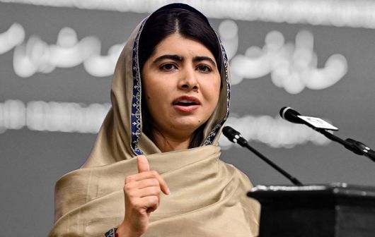 노벨평화상 수상자 말랄라 유사프자이가 12일(현지시간) 파키스탄 이슬라마바드에서 열린 국제 컨퍼런스 ‘무슬림 공동체의 여성 교육: 과제와 기회’에서 연설하고 있다.  AFP 연합뉴스