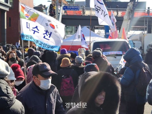 15일 오전 11시7분쯤 탄핵 반대 집회 참석자 일부는 고위공직자범죄수사처가 있는 경기 과천으로 향하고 있고, 또 다른 참석자들은 잔치국수를 먹기 위해 줄을 서고 있다. 오동욱 기자