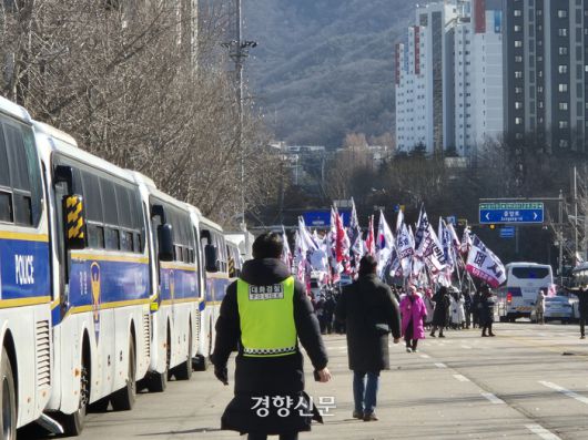 고위공직자범죄수사처(공수처)가 위치한 정부과천청사 앞에 15일 ‘4·19 부정선거’ 등이 적힌 깃발을 든 시위대가 진입하고 있다. 이예슬 기자