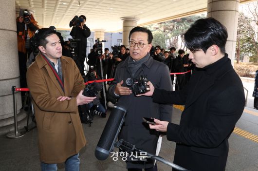 내란 우두머리 혐의로 체포된 윤석열 대통령의 구속 전 피의자심문(영장실질심사)을 앞두고 18일 서울 마포구 서울서부지법에서 윤 대통령측 석동현 변호사가 취재진의 질문을 받고 있다. 한수빈 기자