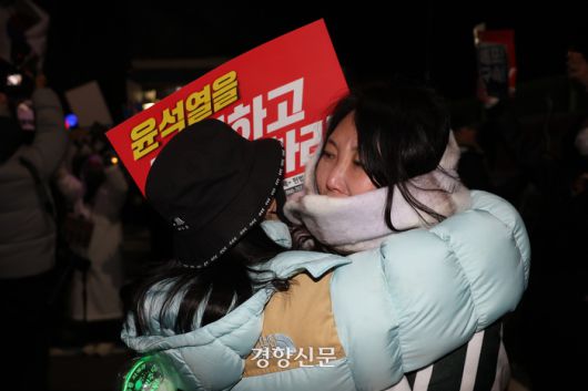 서울서부지방법원이 윤석열 대통령에 대한 구속영장을 발부한 19일 새벽 경기도 의왕시 서울구치소 앞에서 윤 대통령의 구속을 촉구하며 기다리던 시민들이 환호하고 있다. 2025.1.19 이준헌 기자