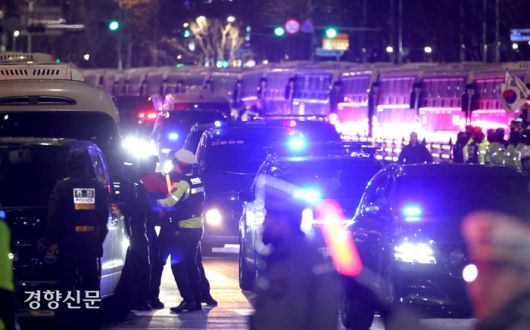 12·3 비상계엄 사태를 일으킨 윤석열 대통령이 지난 18일 영장실질심사(구속 전 피의자심문)을 마치고 서울 마포구 서울서부지법에서 경기 의왕시 서울구치소로 형하고 있다. 한수빈 기자