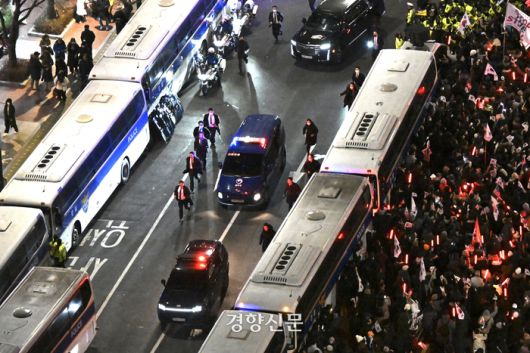 서울 마포구 서울서부중앙지방법원에서 내란 우두머리 혐의로 체포된 윤석열 대통령이 영장실질심사를 마친 18일 호송차를 타고 서울 구치소로 돌아가고 있다. 2025.1.18. 한수빈 기자