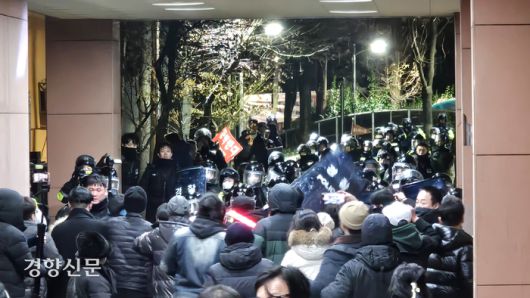 12·3 비상계엄 사태를 일으킨 윤석열 대통령이 구속된 19일 강성 지지자들이 서울서부지법에서 난동을 부리며 경찰과 대치하고 있다. 이준헌 기자