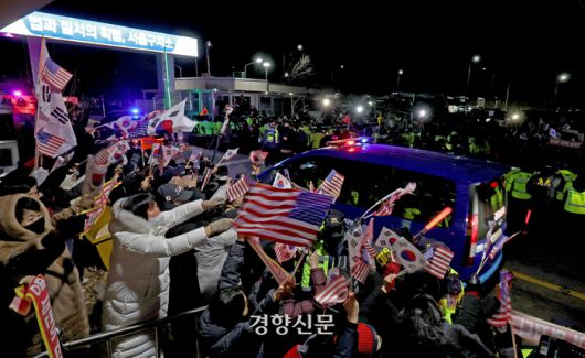 서울서부지방법원에서 열린 영장실질심사를 마친 윤석열 대통령이 탑승한 차량 행렬이 18일 오후 의왕시 서울구치소로 들어서고 있다. 이준헌 기자