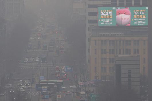 초미세먼지 농도가 ‘나쁨’ 수준을 보인 20일 서울 종로구 서울시교육청에서 바라본 도심이 뿌옇다. 연합뉴스