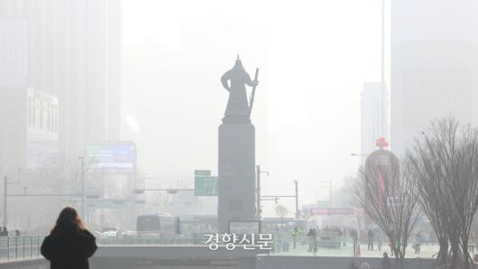 서울을 비롯한 수도권에 초미세먼지주의보가 내려진 21일 서울 광화문 도심이 뿌옇게 보인다. 정효진 기자