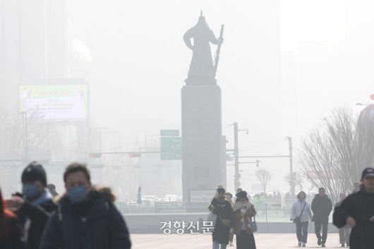 서울을 비롯한 수도권에 초미세먼지주의보가 내려진 지난 21일 서울 광화문 광장을 지나는 사람들이 마스크를 쓰고 있다. 정효진 기자