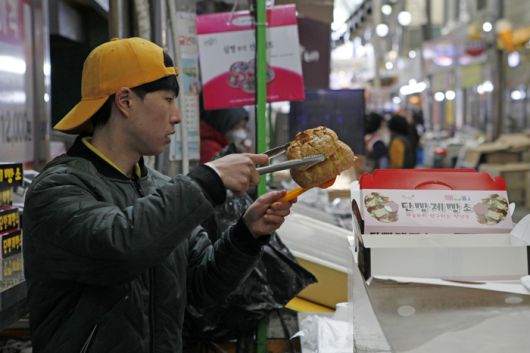 단양구경시장에 활력을 더하는 젊은 상인들. 사진 박상준