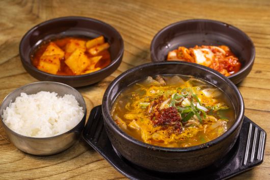 무와 파, 양념을 넣어 빨간국물을 내는 북평민속시장 두꺼비국밥집. 사진 오원호