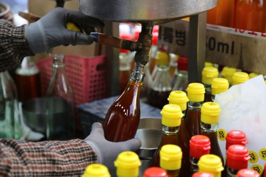 갓 짠 참기름을 담는 모란민속시장 모습. 사진 길지혜