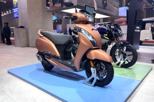 지난주 인도 뉴델리에서 열린 바라트 모빌리티 글로벌 엑스포에 현지 기업 TVS가 개발한 압축천연가스(CNG) 연료 스쿠터가 전시돼 있다. TVS 제공