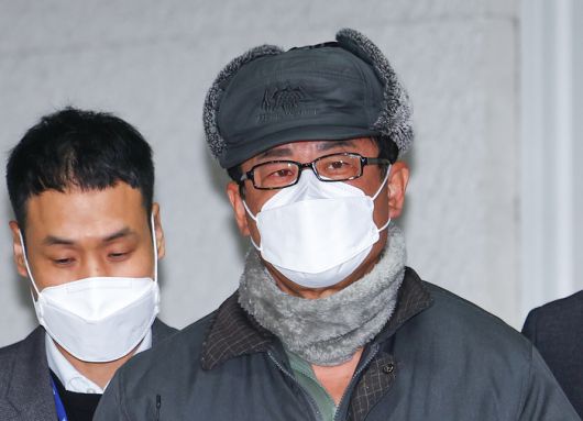 노상원 전 국군정보사령관이 지난해 12월24일 오전 서울 은평구 서울서부경찰서에서 검찰로 송치되고 있다. 연합뉴스