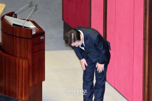 이재명 더불어민주당 대표가 10일 국회 본회의에서 교섭단체대표 연설에 앞서 여당석을 향해 고개숙여 인사하고 있다. 박민규 선임기자