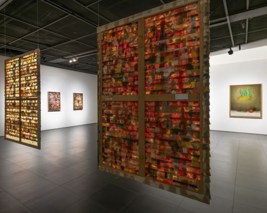 신성희 개인전 전시 전경. 꾸띠아주 시리즈가 앞뒷면을 모두 볼 수 있게 천장에 매달린 채로 걸렸다. 갤러리현대 제공