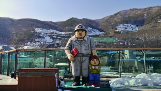 석탄 산업 활황기를 추억하는 철암 삼방동 전망대 조형물.