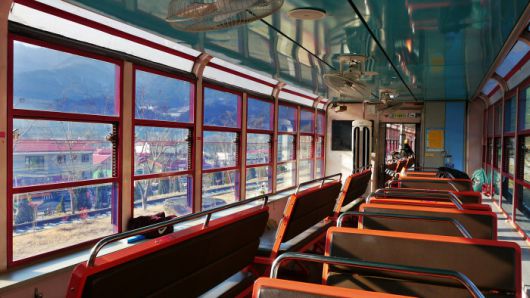 4인용 좌석이 창밖을 향해 배치된 협곡열차 내부.