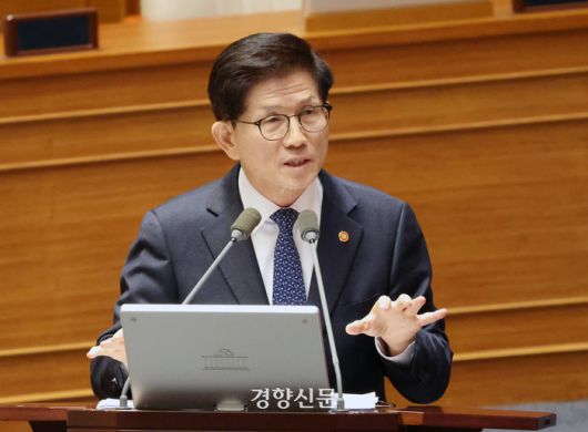 김문수 고용노동부 장관이 지난 14일 국회 본회의 교육·사회·문화 분야 대정부질문에서 임이자 국민의힘 의원의 질의에 답하고 있다. 박민규 선임기자