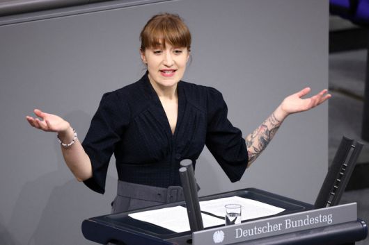 독일 진보정당 좌파당의 하이디 라이히네크가 지난달 31일(현지시간) 연방의회 연단에 서서 연설하고 있다. 로이터연합뉴스