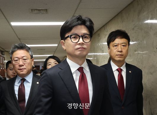 한동훈 전 국민의힘 대표가 2024년 12월12일 국회에서 윤석열 대통령 탄핵과 관련한 긴급 기자회견을 한 뒤 의원총회장으로 향하고 있다. 성동훈 기자