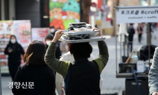 서울 중구 명동거리에서 한 상인이 음식을 배달하고 있다. 권도현 기자