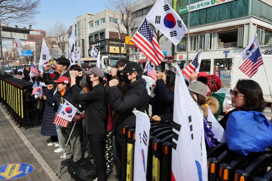27일 오후 광주 북구 전남대학교  앞에서 윤 대통령 탄핵 반대 집회가 열리고 있다. 연합뉴스