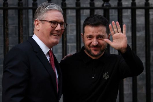 1일(현지시간) 영국 런던을 찾은 볼로디미르 젤렌스키 우크라이나 대통령이 키어 스타머 영국 총리와 만나고 있다. 로이터연합뉴스
