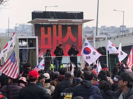 윤석열 대통령에 대한 구속 취소가 결정되자 지지자들이 7일 오후 서울 용산구 한남동 대통령 관저 인근에 모여 탄핵 소추안에 찬성한 국민의힘 의원 등을 비판하는 ‘배신자송’을 부르고 있다. 박정연 기자