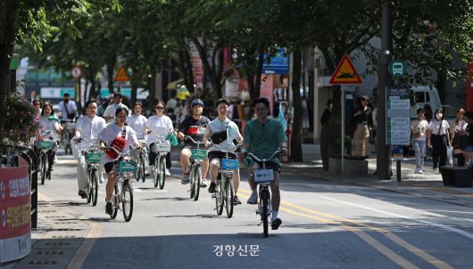 2023년 6월 4일 제1회 따릉이(서울시 공공자전거) 대행진이 열린 연세로에서 사람들이 자전거를 타고 도로를 달리고 있다. 연세로의 보행 실험이 꿈꾼 미래는 매일같이 이런 풍경이 나타나는 것이 아니었을까? 경향신문 자료사진