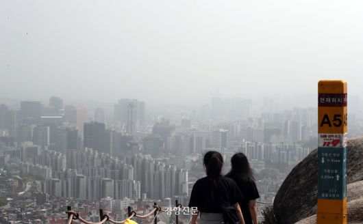 황사의 영향으로 미세먼지가 ‘나쁨’ 수준이 된 서울 하늘이 뿌옇게 펼쳐져 있다. 서성일 선임기자