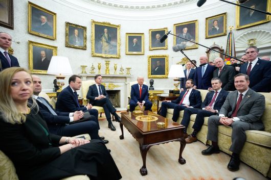 백악관 오벌 오피스 벽면이 역대 미국 대통령 초상화들로 가득 차 있는 모습. EPA연합뉴스