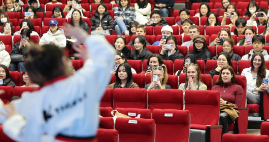 지난달 28일 부산 남구 국립부경대학교 대연캠퍼스 대학극장에서 열린 2025학년도 1학기 외국인 신입생 오리엔테이션에 참가한 외국인 유학생들이 태권도 시범공연을 즐기고 있다. 연합뉴스