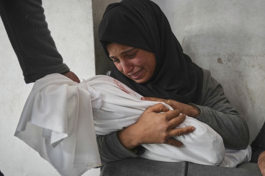 24일(현지시간) 가자지구 북부 가자시티에서 이스라엘군의 공습으로 두 살 조카를 잃은 한 여성이 울고 있다. AP연합뉴스