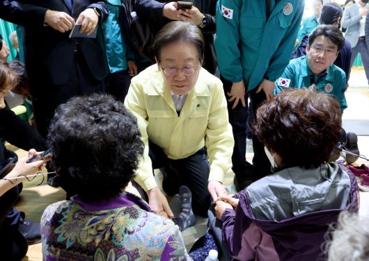 대피소 찾아 이재민 위로 이재명 더불어민주당 대표가 27일 경북 의성군 점곡면 점곡체육회관에 마련된 산불 대피소를 찾아 이재민을 위로하고 있다. 연합뉴스