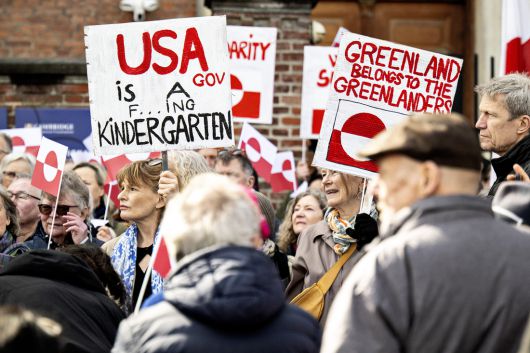 29일(현지시간) 덴마크 코펜하겐의 미국대사관 앞에서 시위를 벌이고 있다. EPA연합뉴스
