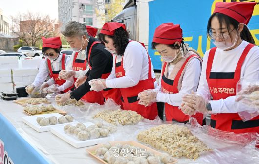 광주 서구 양동시장 상인들이 31일 산불로 큰 피해를 본 경북 영덕군에 보내기 위해 주먹밥을 만들고 있다. 광주 서구 제공.