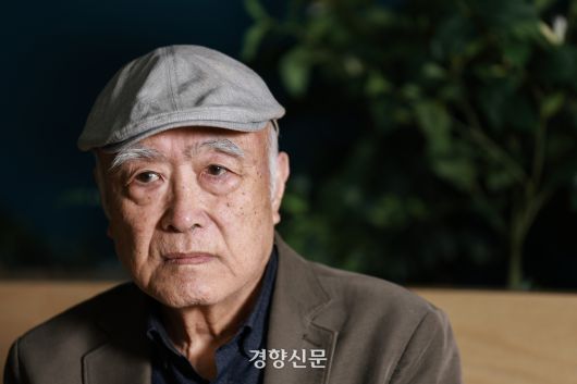 제주 4.3 등을 다룬 에세이 <사월에 부는 바람>을 낸 현기영 작가가 지난 28일 서울 중구 경향신문사에서 인터뷰하고 있다. 이준헌 기자