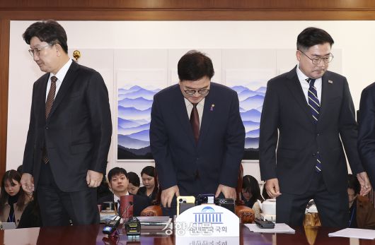 우원식 국회의장(가운데)과 권성동 국민의힘 원내대표(왼쪽 둘째), 박찬대 더불어민주당 원내대표(오른쪽 둘째)가 31일 오전 국회 의장실에서 열린 의장 주재 여야 원내대표 회동에서 기념촬영을  마친 뒤 자리로 돌아가고 있다. 박민규 선임기자