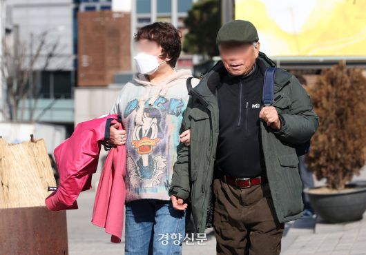 서울 낮 기온이 13도까지 오른 27일 서울 중구 명동에서 한 관광객이 얇은 옷차림으로 걸어가고 있다. 2025.02.27 권도현 기자